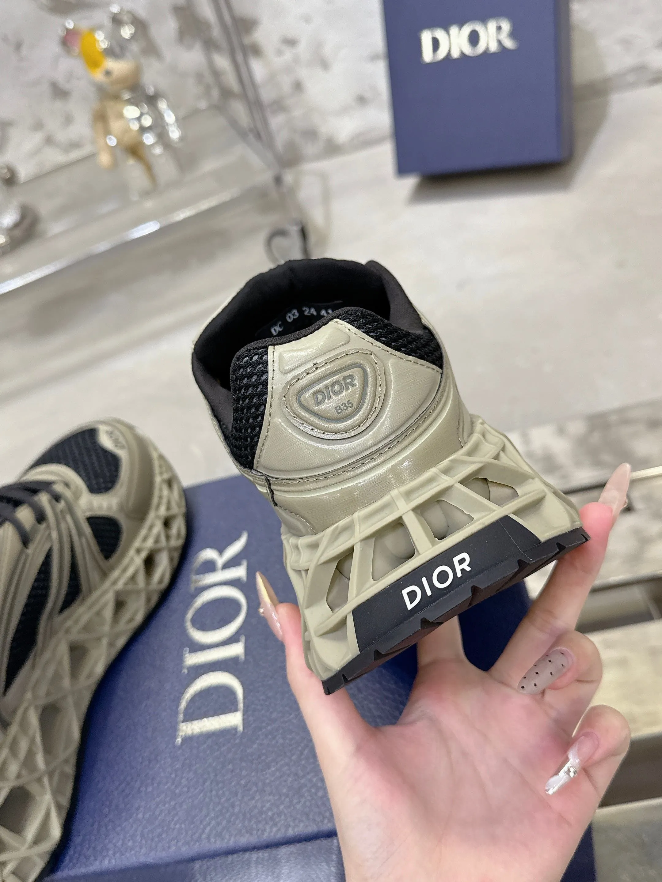 Factory price 780💰 Top version! ! ! Dior (B35) DIOR spring and summer men's wear show, the show was held at the Valle de Grasse School in Paris. Kim Jones drew inspiration from the works of South African artist Hylton Nel. The details of the shoes, clog soles and tribal elements, cleverly blended luxury craftsmanship and practicality, with fresh childishness and bright temperament, creating a new season hot spot. Dior KAWA Dior co-branded casual sports shoes reinterpret running shoes with Dior's high-end style. B35 is made of fine-textured leather and mesh fabric materials. It can be worn in all seasons, is comfortable and breathable, and has multiple lines on the shoe body to outline details. It has a full retro three-dimensional feel and can create a casual look all year round! Fabric: Cowhide/customized cloth material Lining: Imported breathable mesh Outsole: Original molded outsole Size: 39-46 (customized at 45.46)